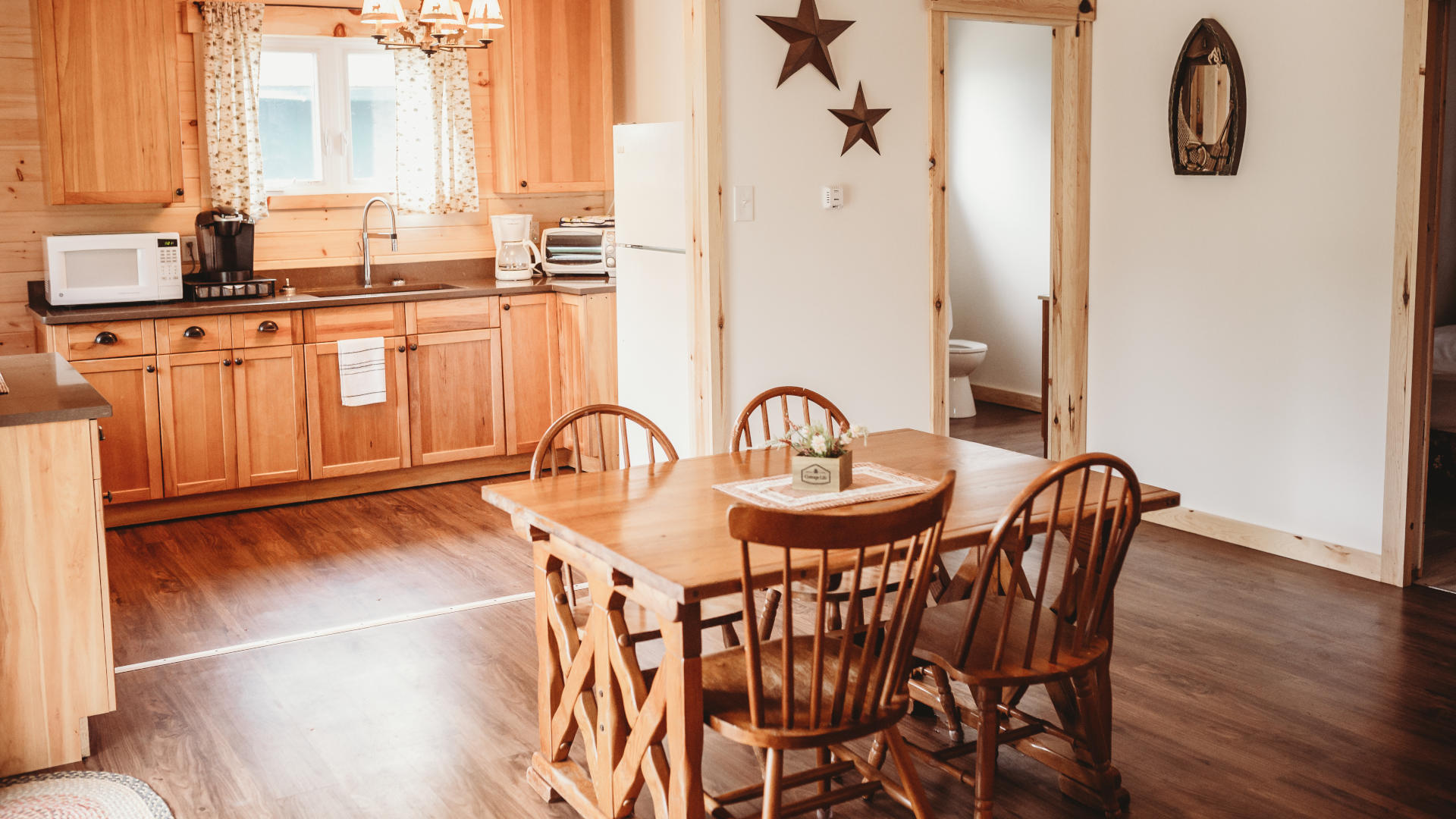 YorkRiverCottages-TWH-CabinOne(Interior6)-1920x1080